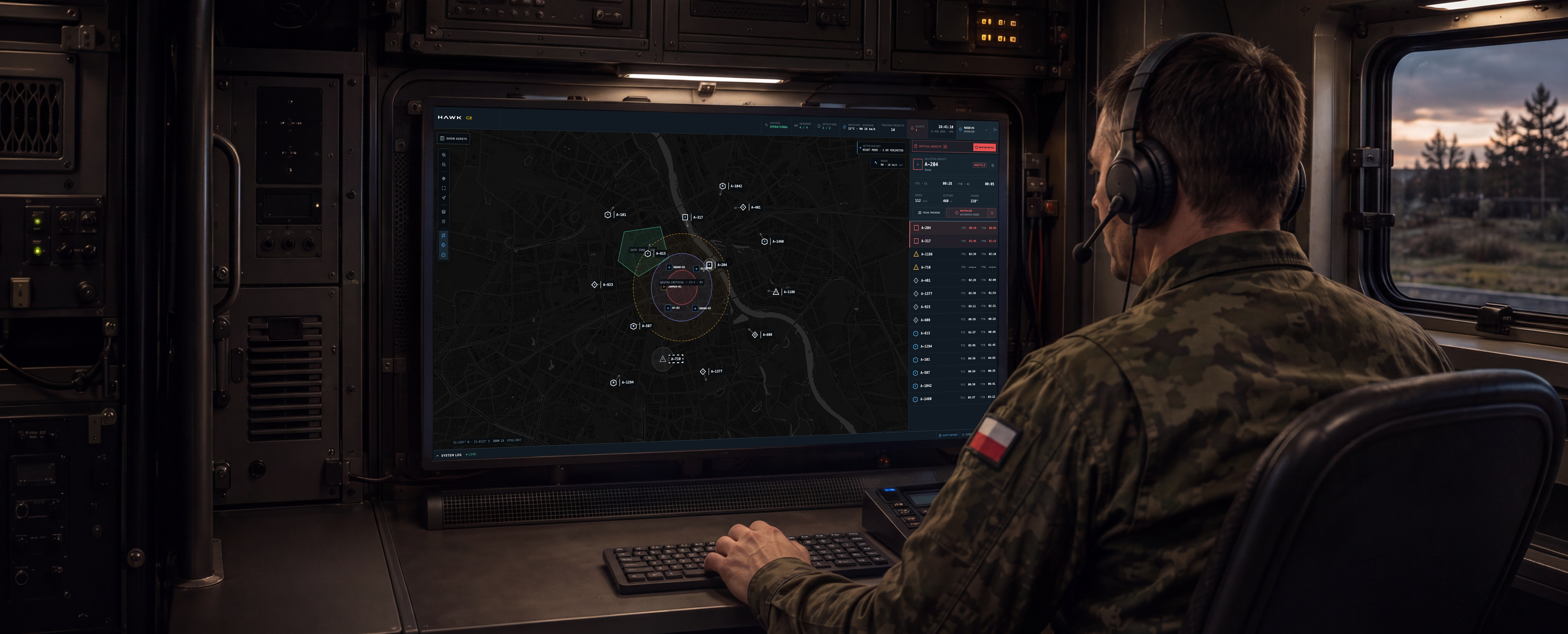 Operator przy stanowisku dowodzenia HAWK C2 wewnątrz pojazdu