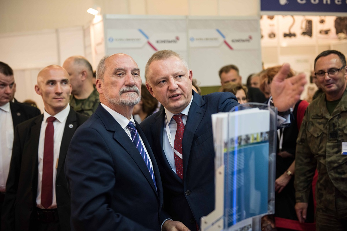 Minister Obrony Narodowej na stoisku Hertz Systems na Międzynarodowym Salonie Przemysłu Obronnego w Kielcach